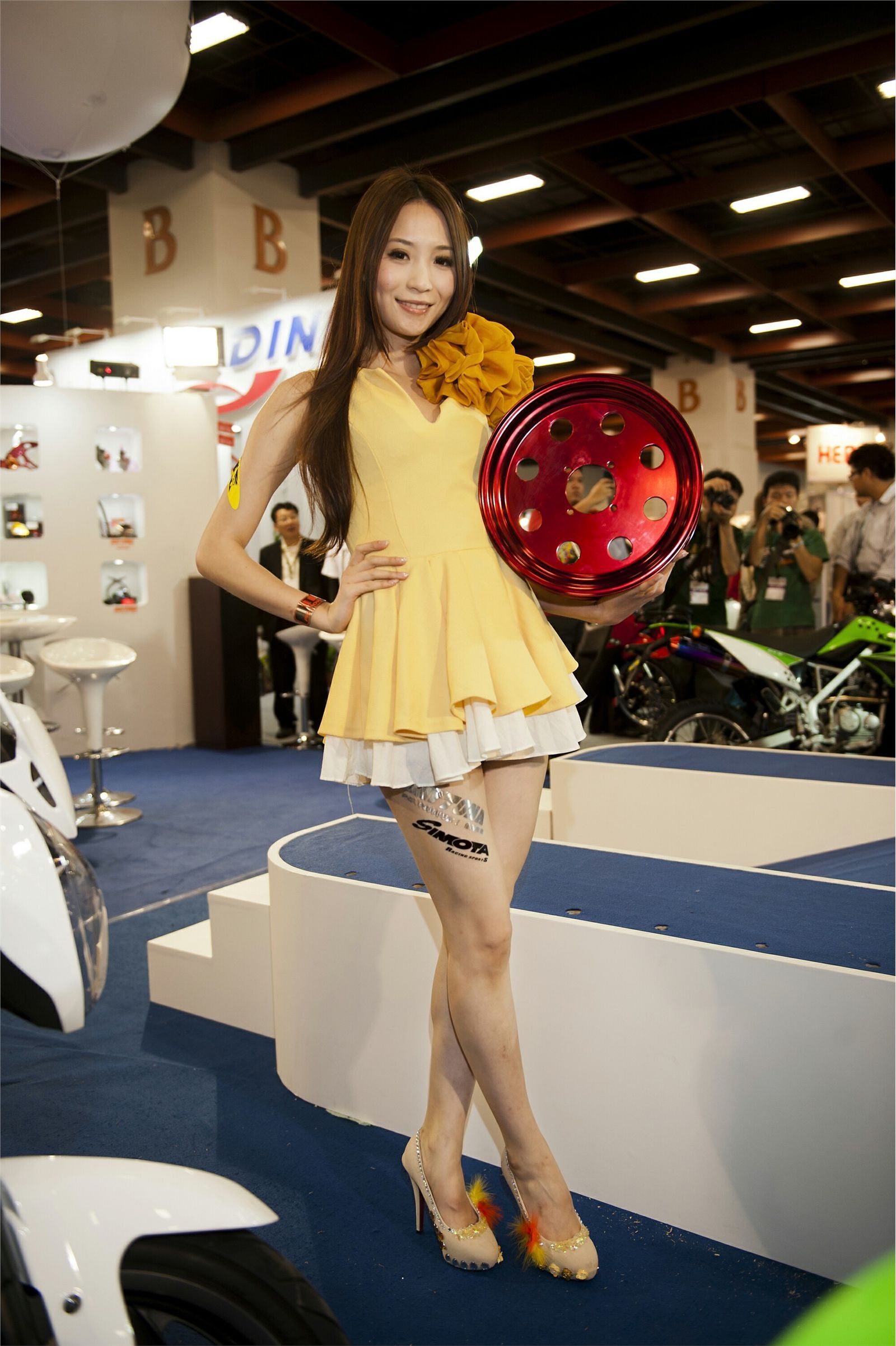 美女机车展 汽配展　国产模特美女图片